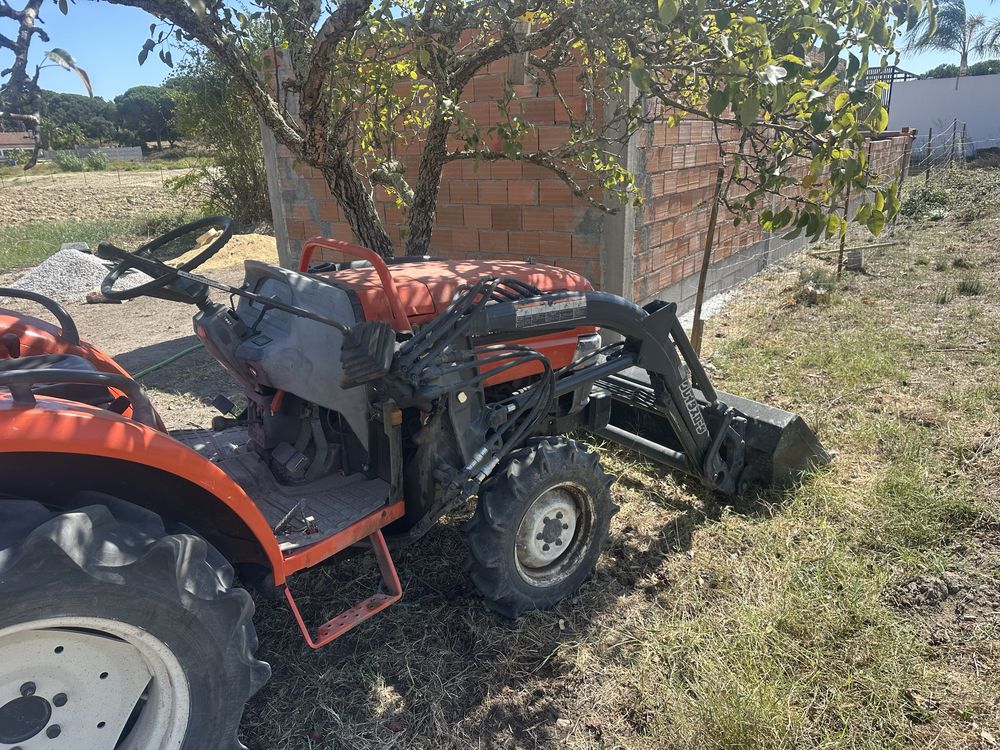 Trator com carregador frontal sem matricula