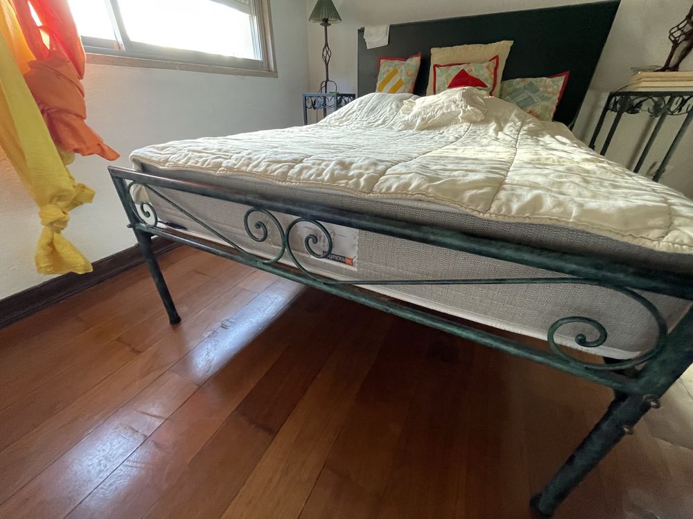 Conjunto Cama ferro forjado e mesinhas cabeceira