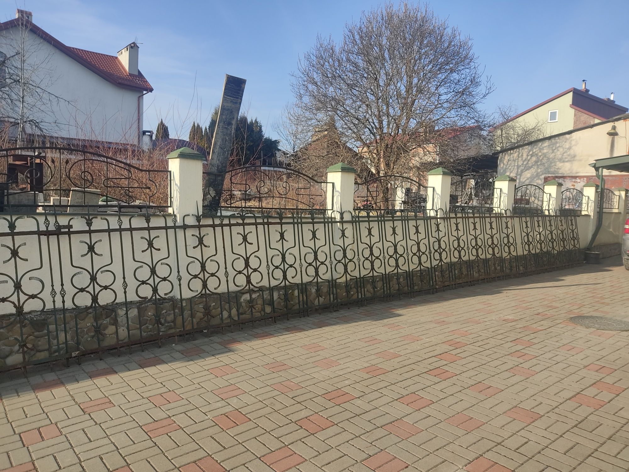 Паркан з брамою та дверьми