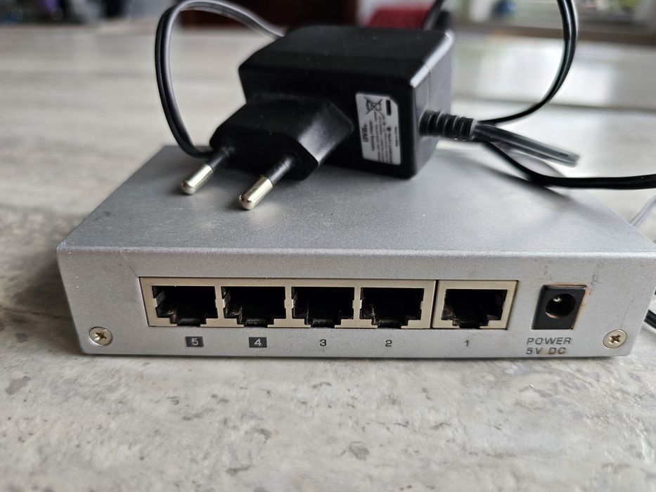 Zyxel ES-105A switch pasywny 5-portowy metalowa obud zasilacz 10/100Mb