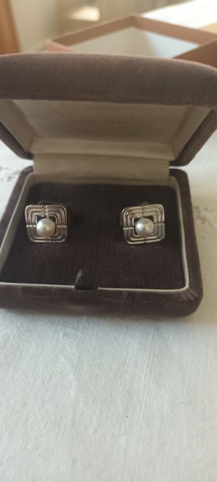 Negócio de oportunidade. Botões de punho Mikimoto
