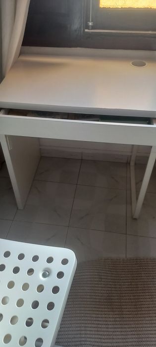 Cadeira e mesa brancas