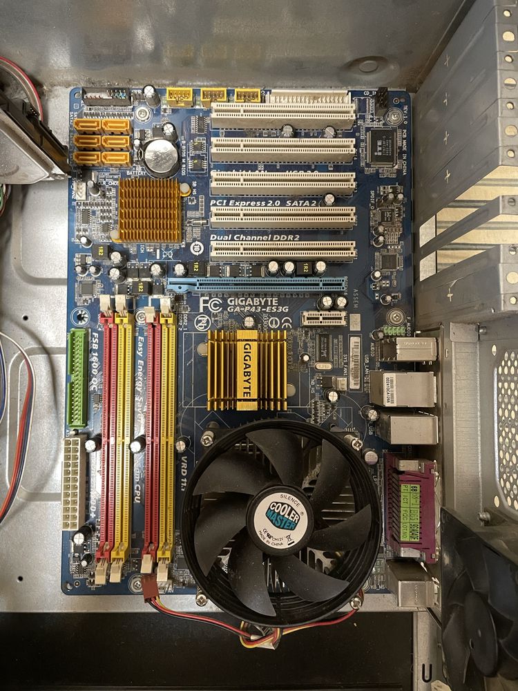 материнська плата gigabyte