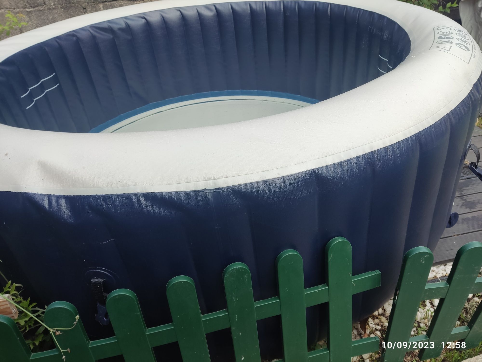 Piscina com jacuzzi hidromassagem