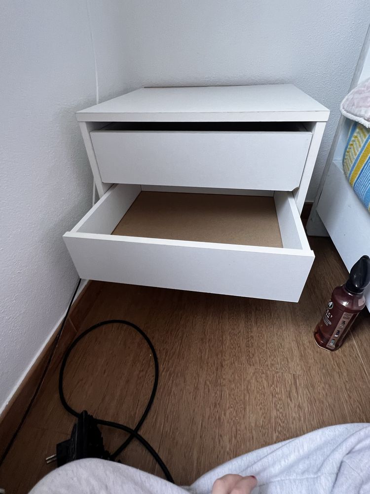 Mesa cabeceira branca