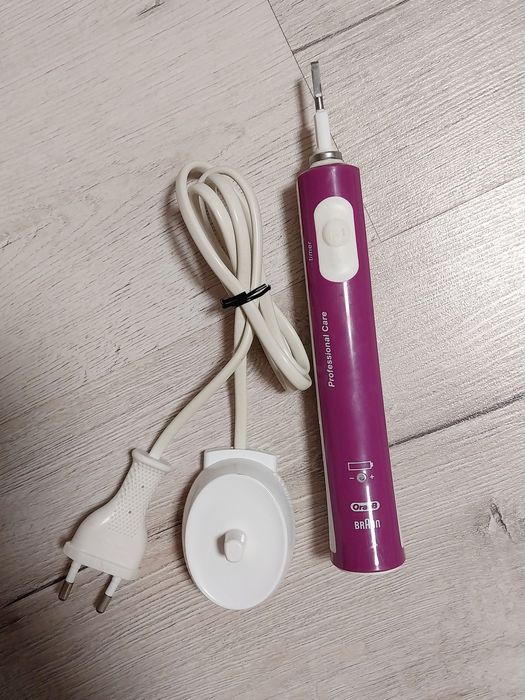 Oral-B Professional Care D16 с индикатором заряда, зарядная станция