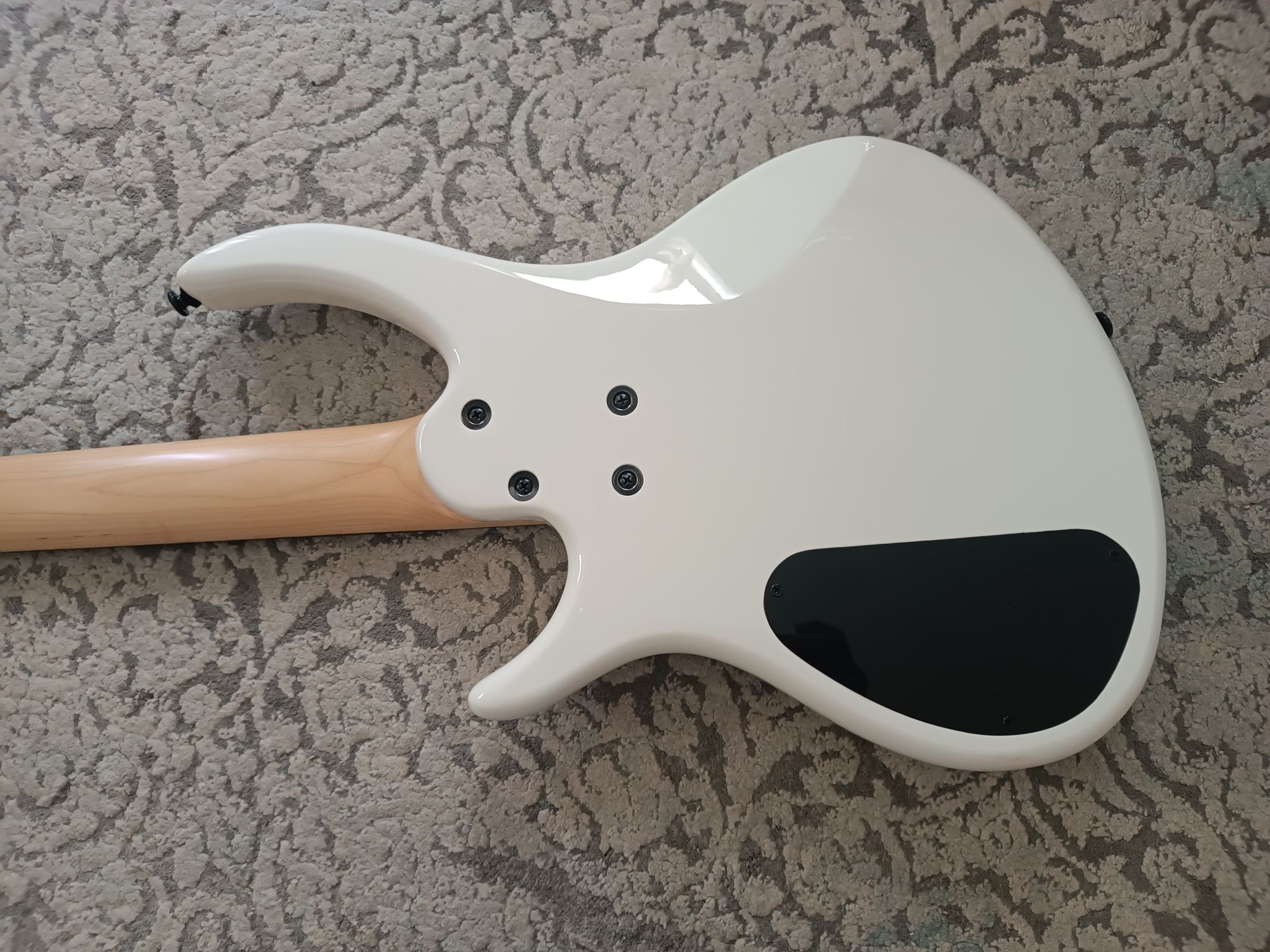 Gitara basowa biała
