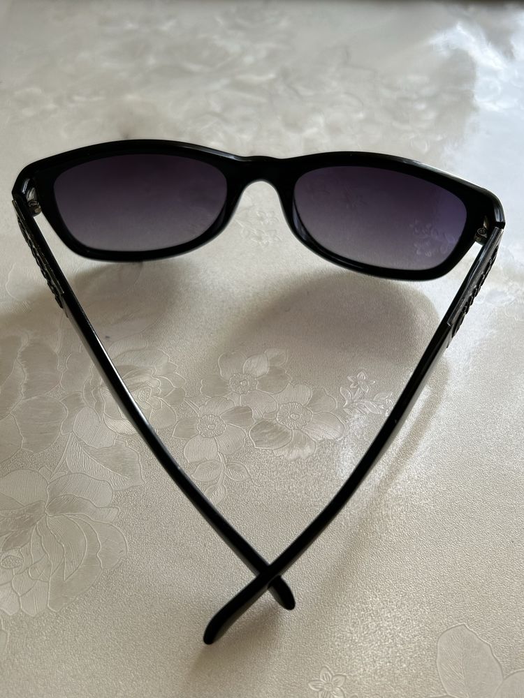 Вінтажні окуляри Guess.