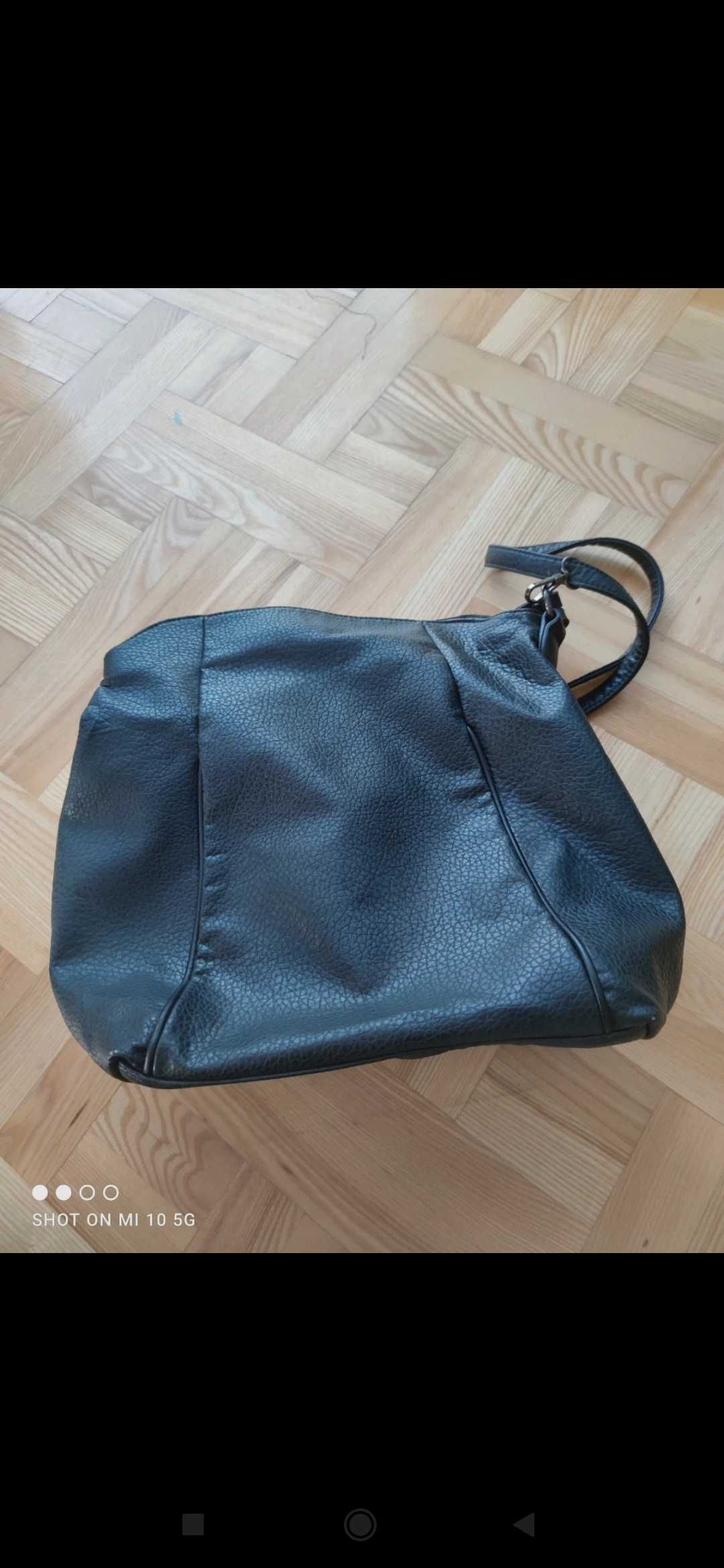 Czarna torba na ramie
