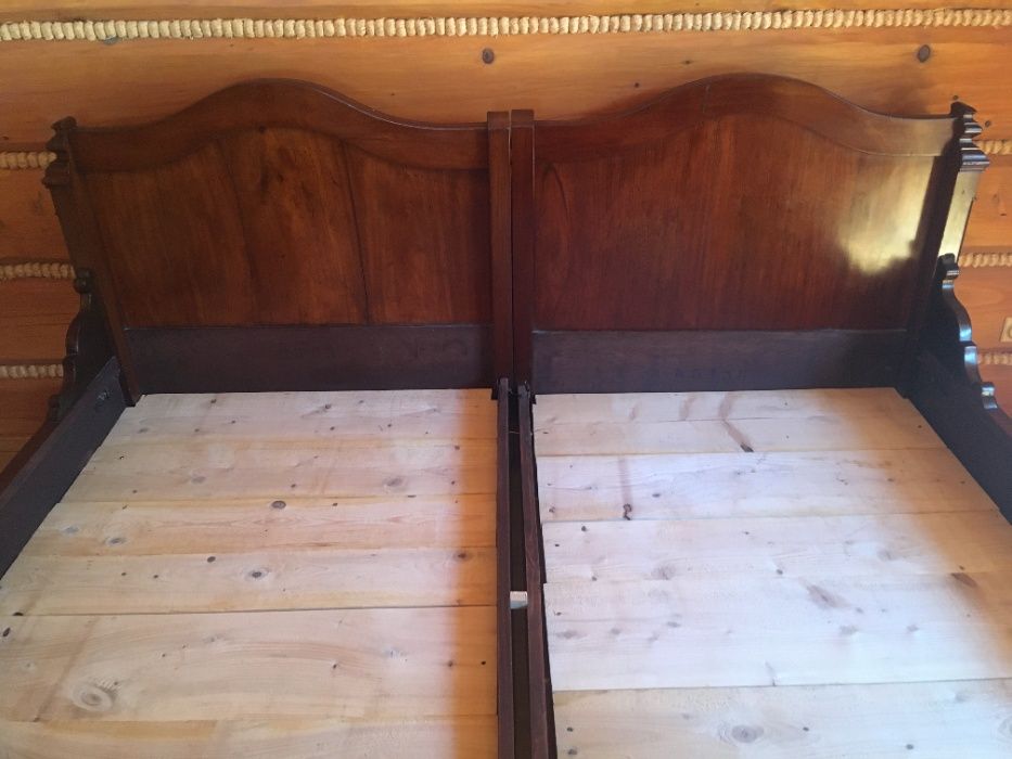 Stare drewniane łóżka po renowacji
