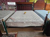 Cama em ferro com acabamento em madeira mais estrado
