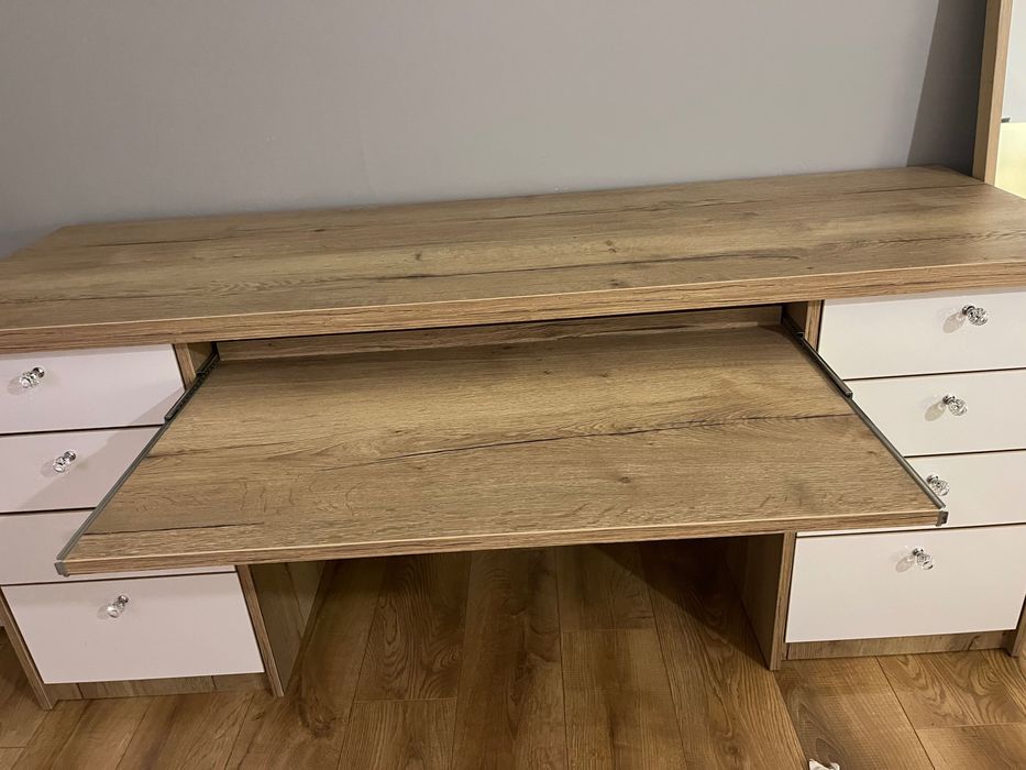 Drewniane biurko z połyskiem
