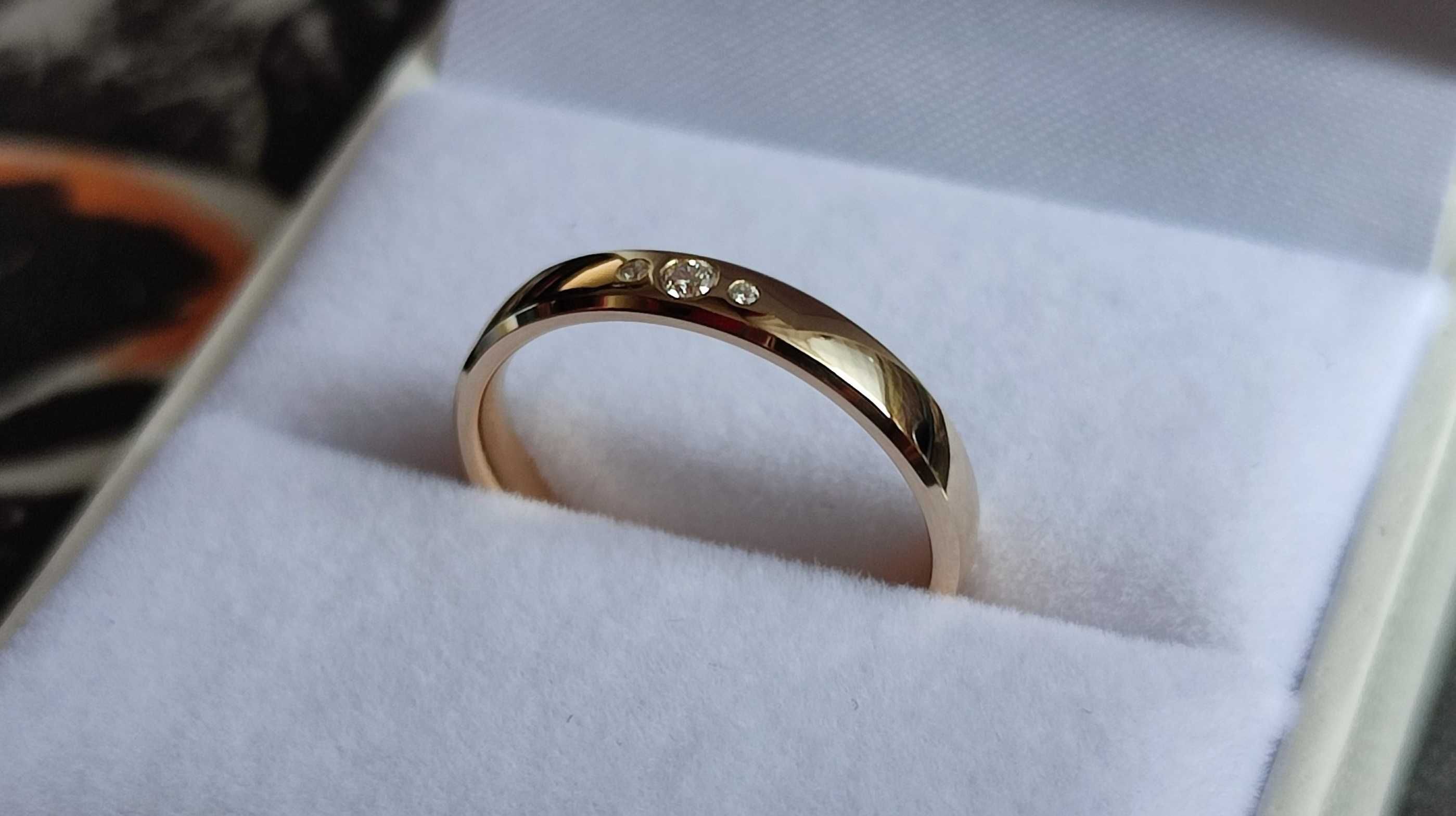 Złota obrączka z diamentami pr. 585 0,04 ct rozmiar 11,5