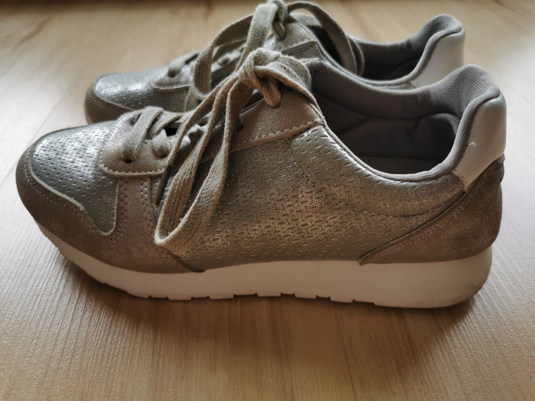 Buty sportowe w kolorze srebrnym, rozmiar 36