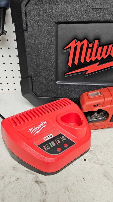 Obcinak do rur Milwaukee C12pc + Ładowarka + akumulator 2ah