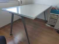 Mesa/secretária com tampo de vidro e altura dos pés ajustáveis