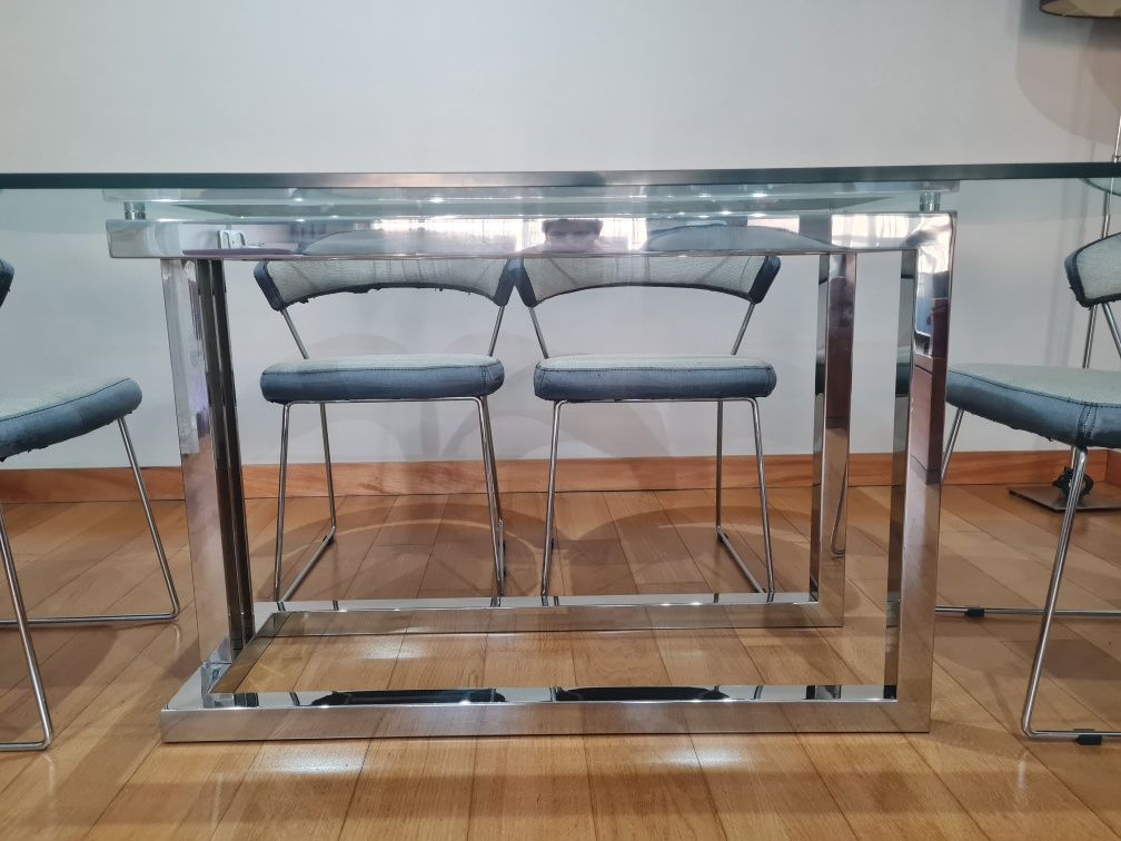 Mesa de jantar de vidro com 6 cadeiras