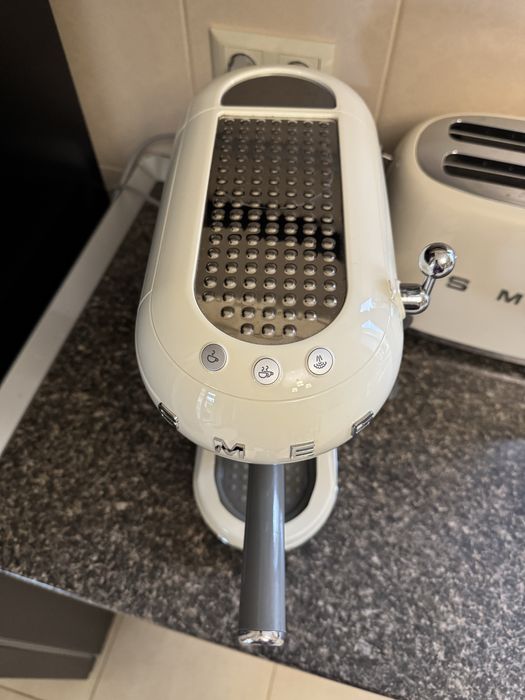 Кавомашина smeg кремова