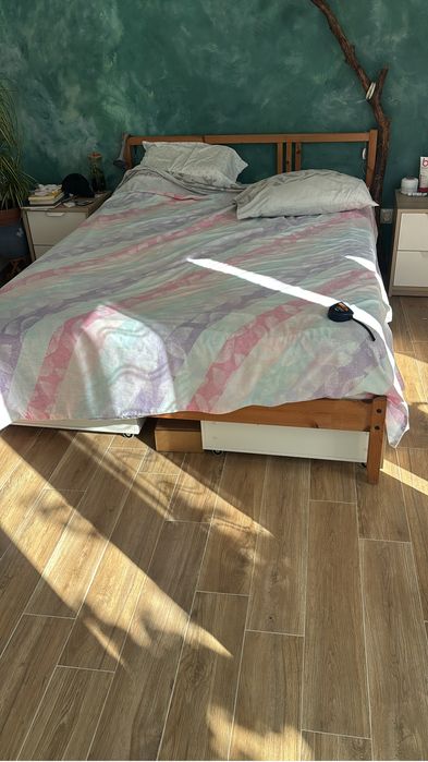 Cama de casal ikea de madeira com 2 gavetas