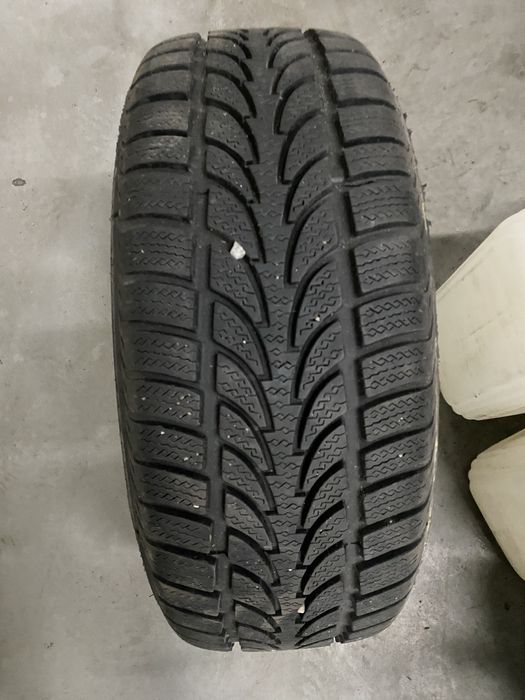 Продам одну шину Nokian 215/55/R16