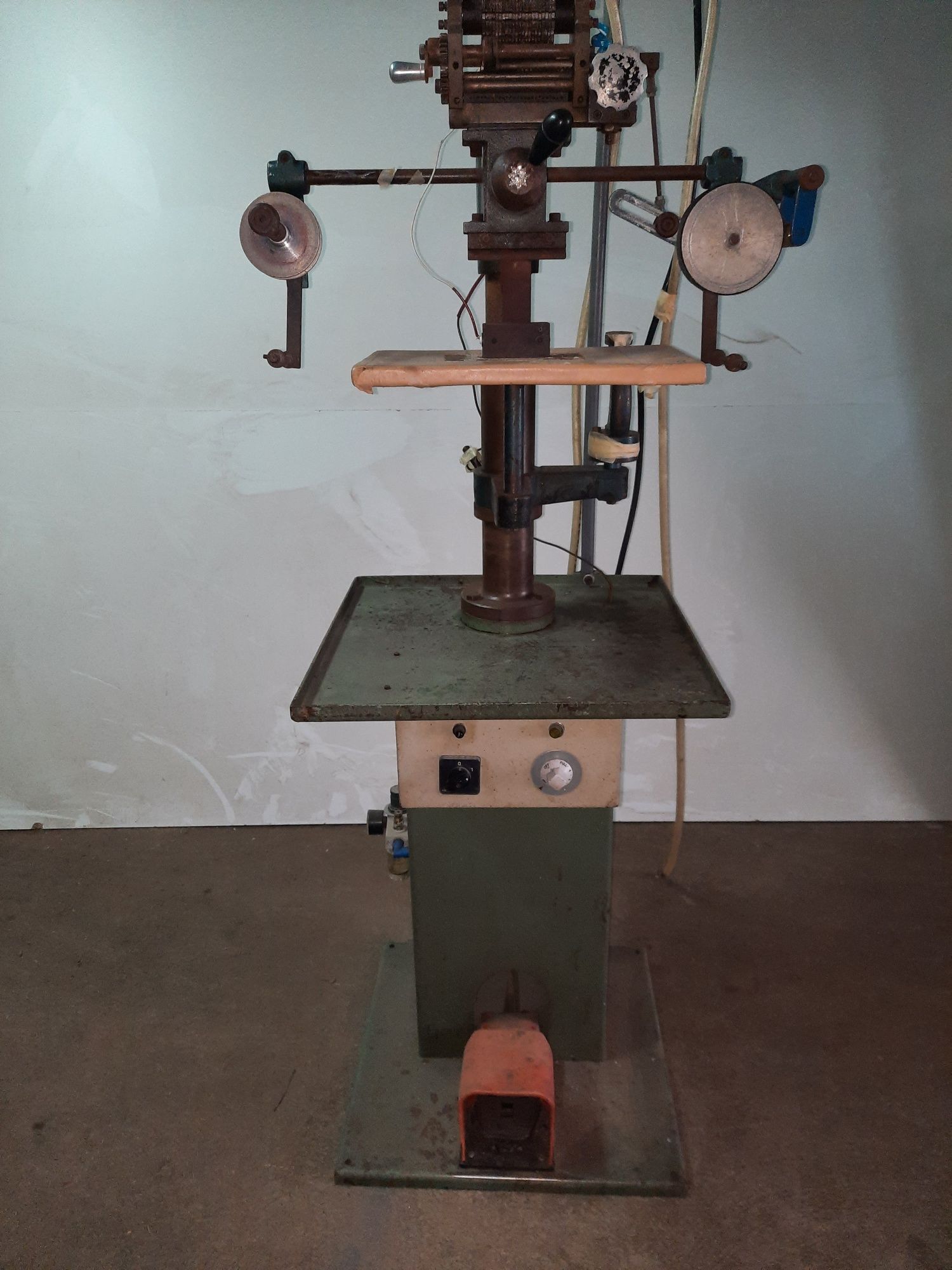 Máquina de timbrar e numerar