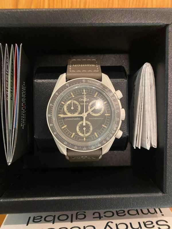 Omega x Swatch SO33T103 Desert  Biokeramik piaskowy z złotymi detalami