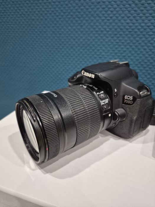 Продам Canon EOS 700D + об'єктив 18-135mm IS