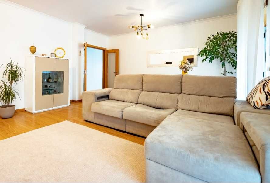 Sofá com chaise longue móvel. Totalmente limpo e em excelente estado.