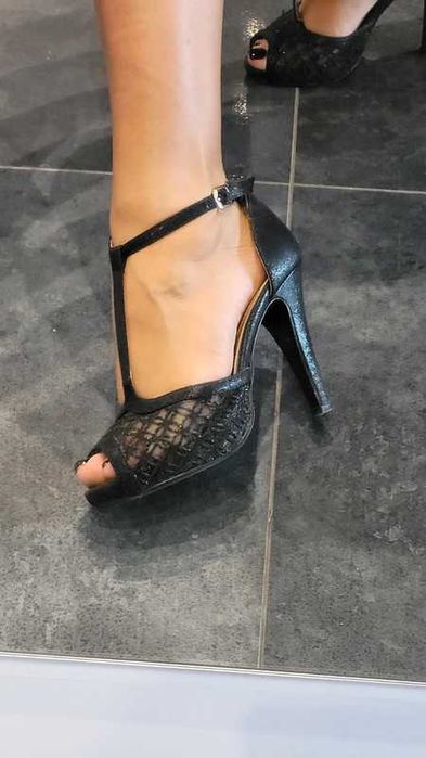 Czarne buty na obcasie z siateczką