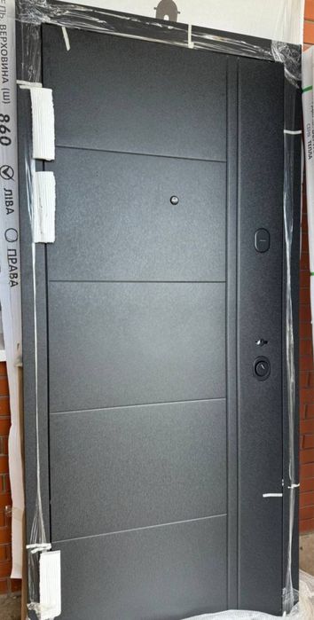 Вхідні дверіна вулицю