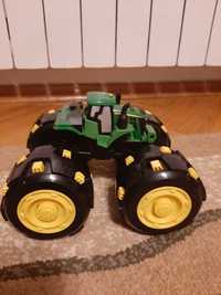 John Deere Traktor z kolcami w oponach