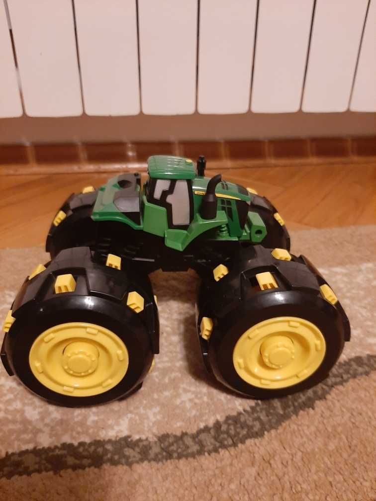 John Deere Traktor z kolcami w oponach