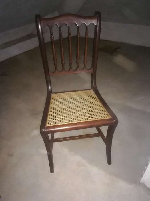 Cadeiras em madeira e palinha