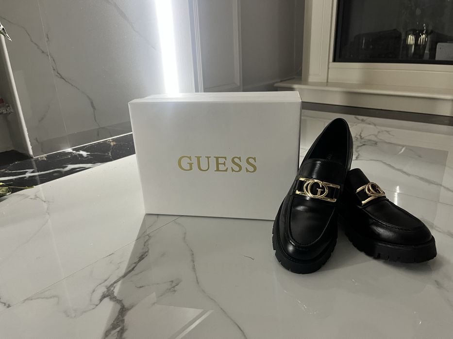 Жіночі лофери GUESS