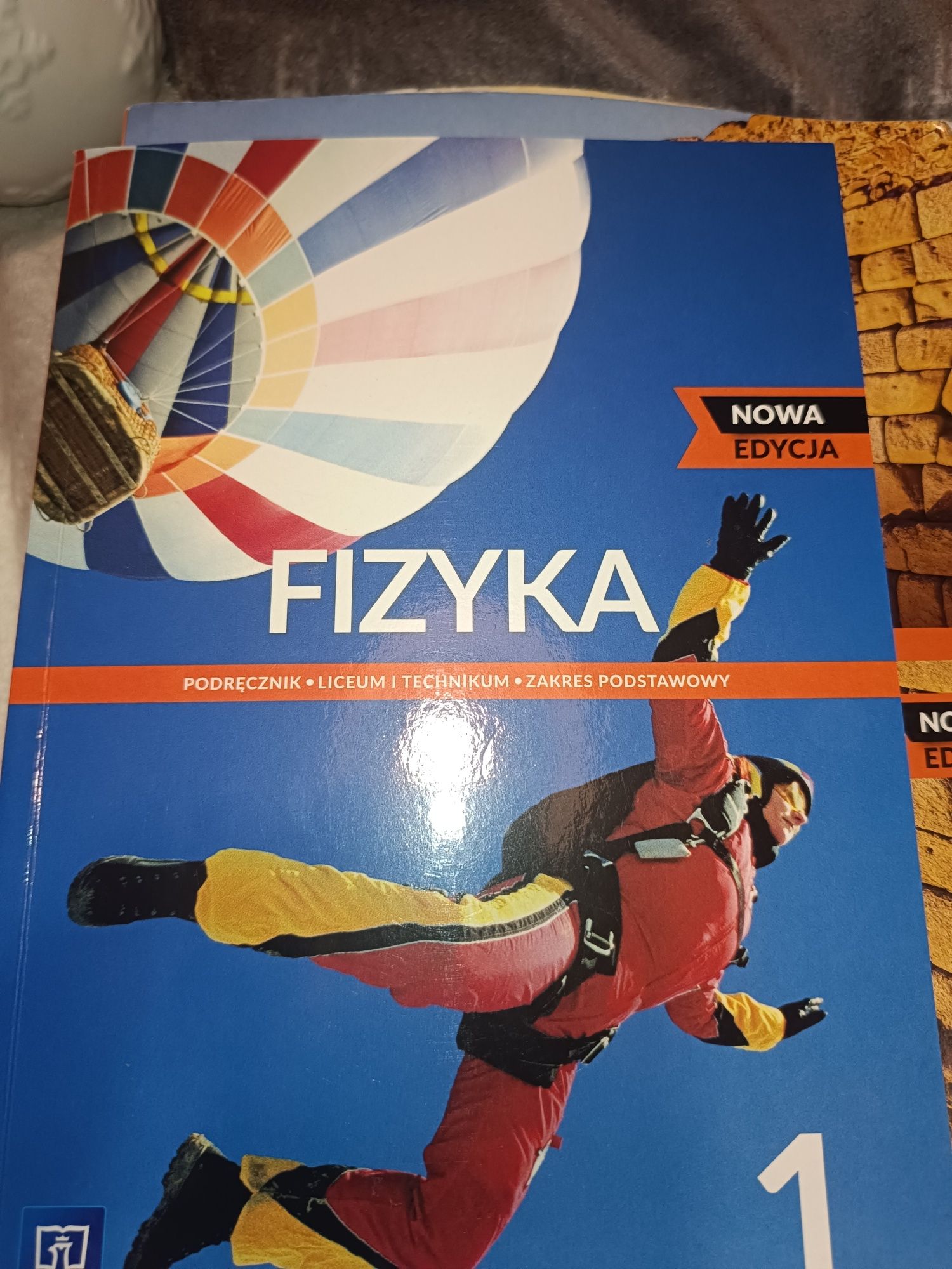 książka od fizyki klasa 1
