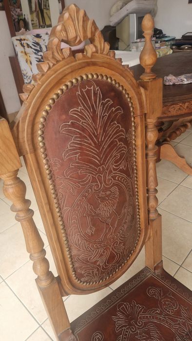 Cadeira em madeira maciça