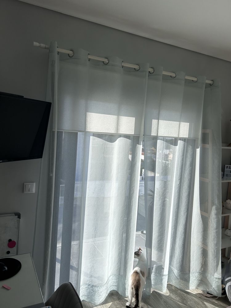 2 cortinados verde água, estore de rolo e varao extensivel