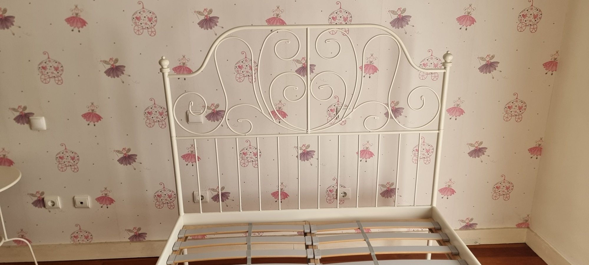 Cama em ferro com aparador