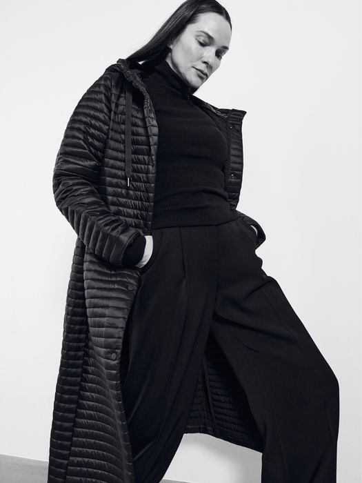 Стьобане чорне пальто