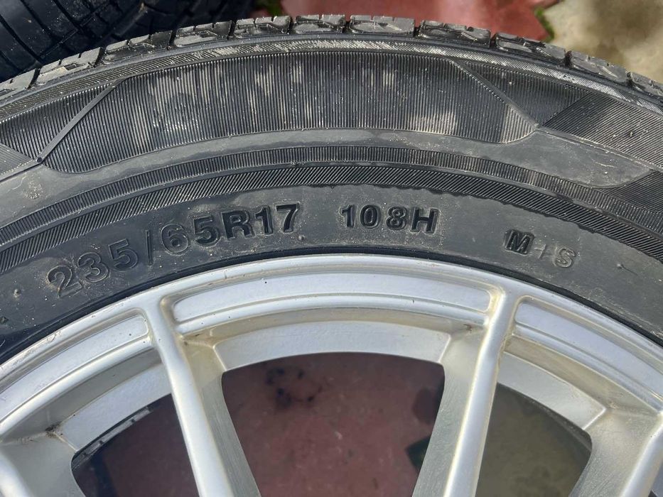 Продам комплект дисків R17 із всесезонною гумою .