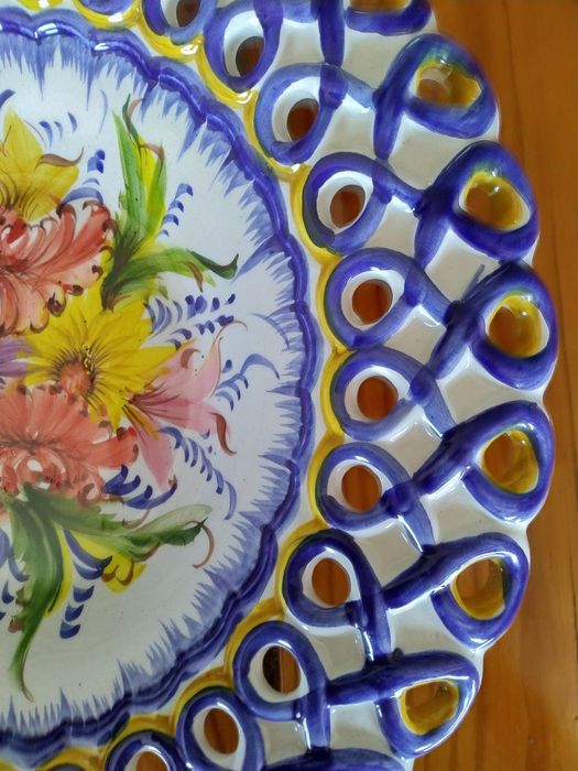 Prato decorativo em faiança, novo