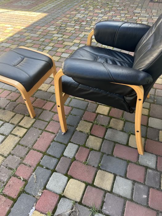 Шкіряне крісло реклайнер з пуфом