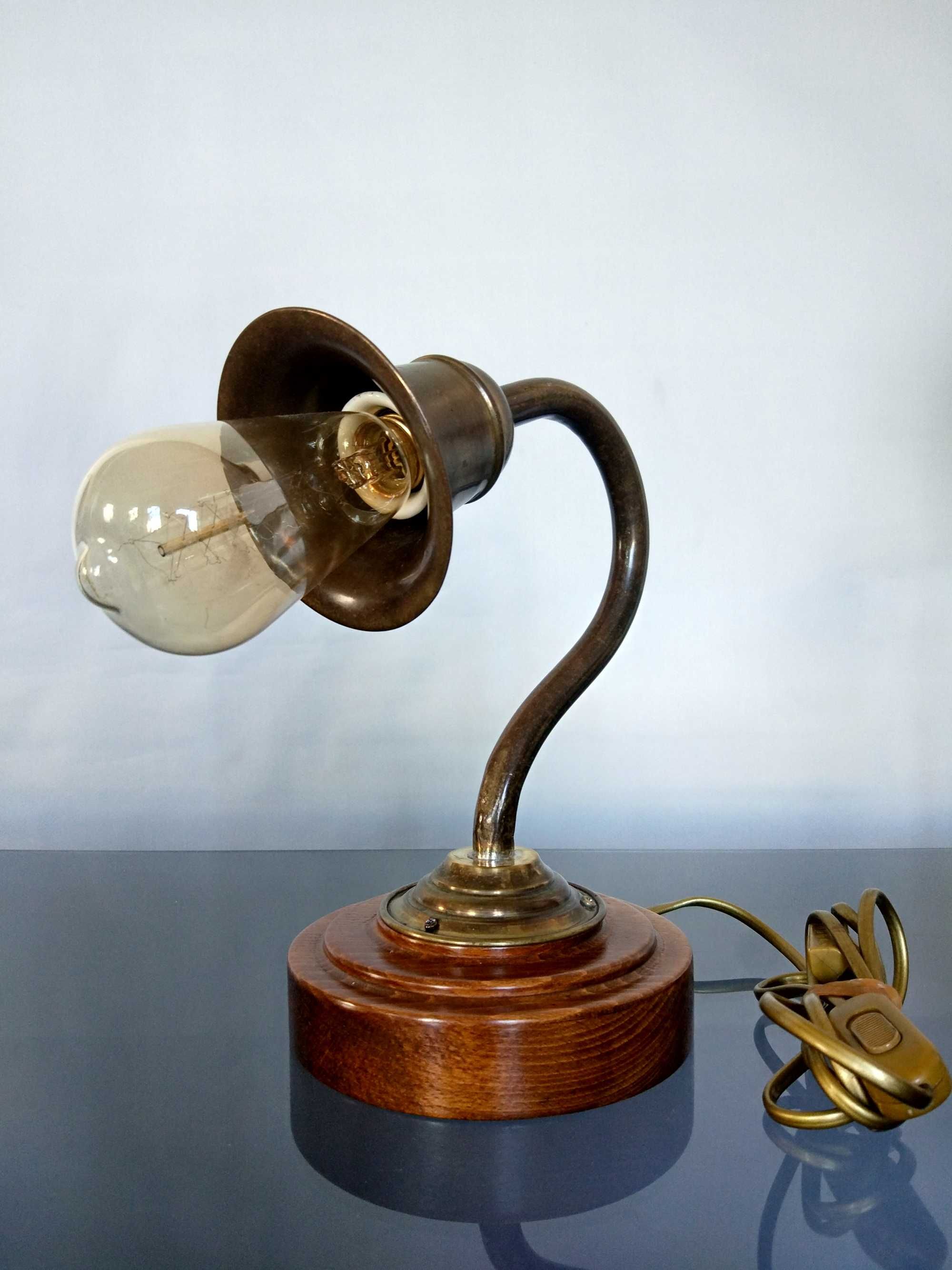 Lampka secesyjna, mosiężna z metalowym kloszem na drewnianej podstawie