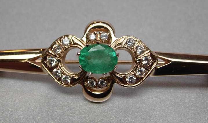Złota broszka naturalny szmaragd i cyrkonie.