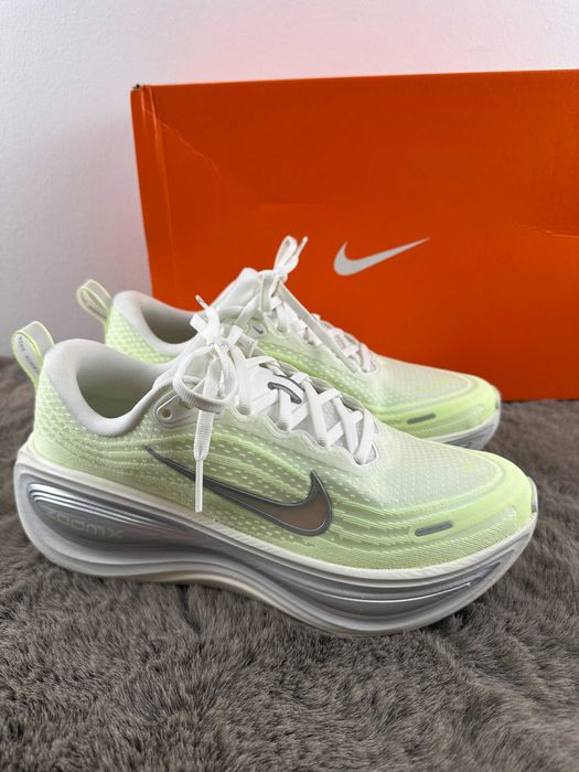 Buty damskie sportowe do biegania Nike Vomero Plus 38,5