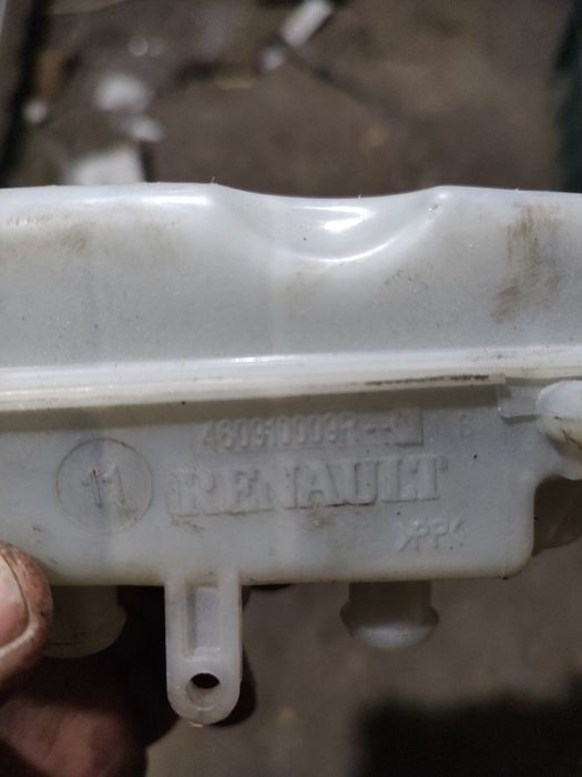 Розширюючий бачок головного гальмівного циліндра Меган 3