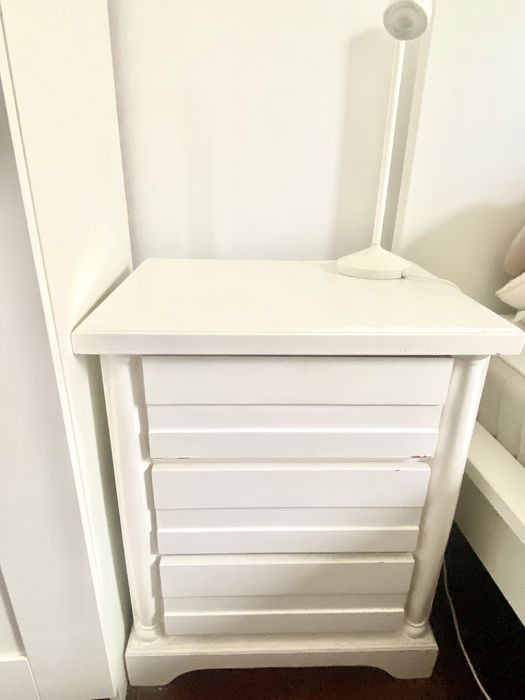 Mesa de cabeceira antiga, mas em bom estado.