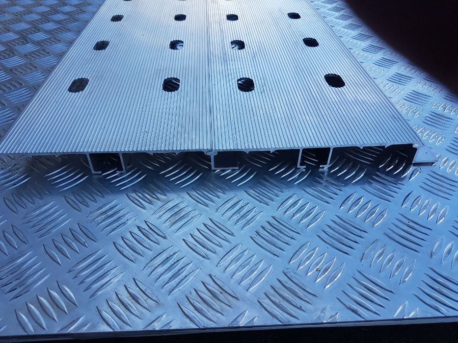Panel aluminiowy z otworami, deska na podłogę 2050 x 220 x 30 mm.