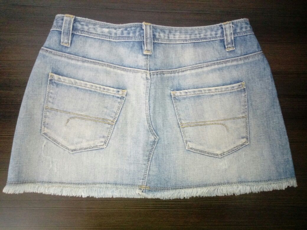 Jeansowa spódnica mini z przetarciami S
