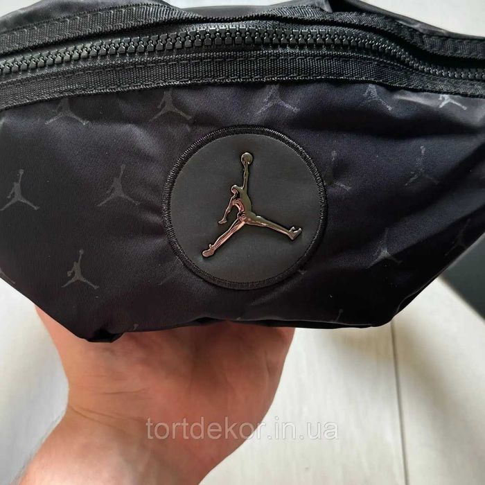 Сумка Nike Air Jordan Jacquard Crossbody у чорному кольорі.
